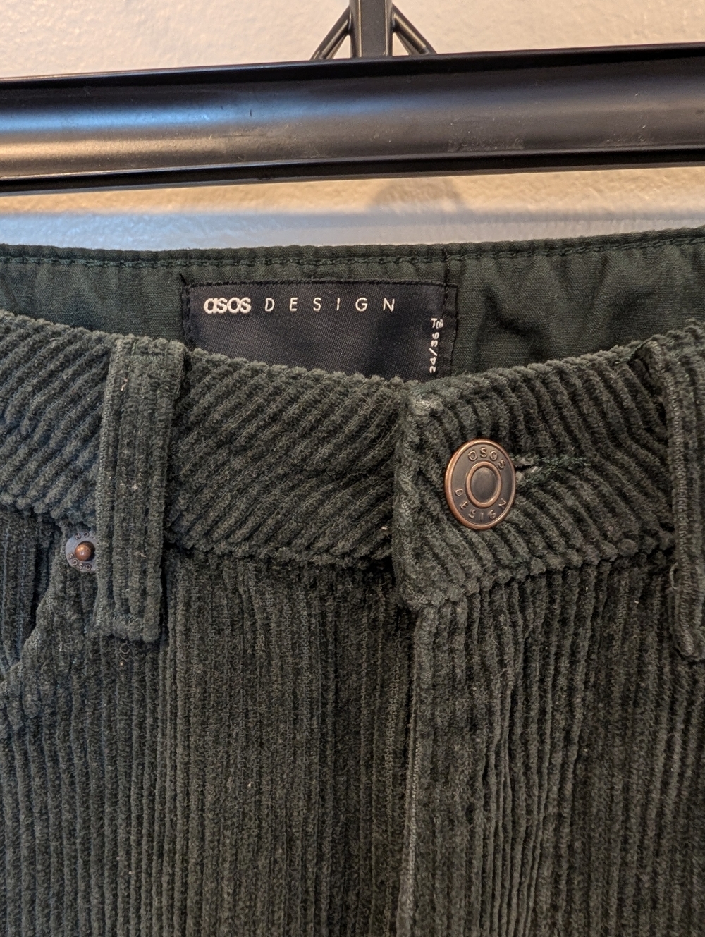 ASOS DESIGN Corduroy barrel leg trouser in Dark Green - Picture 6 of 8
